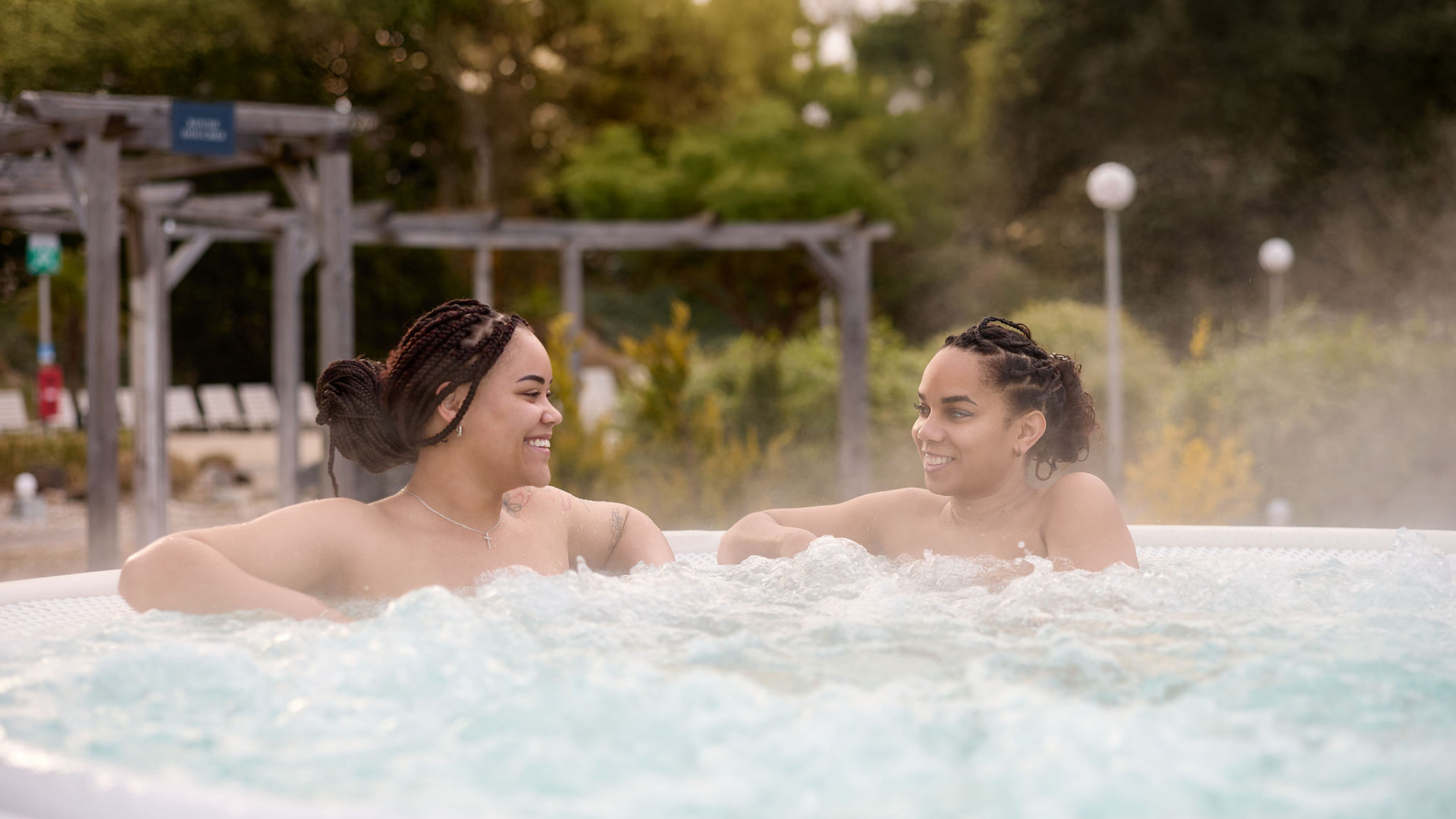 Twee vrouwen genieten van het bubbelbad bij Elysium