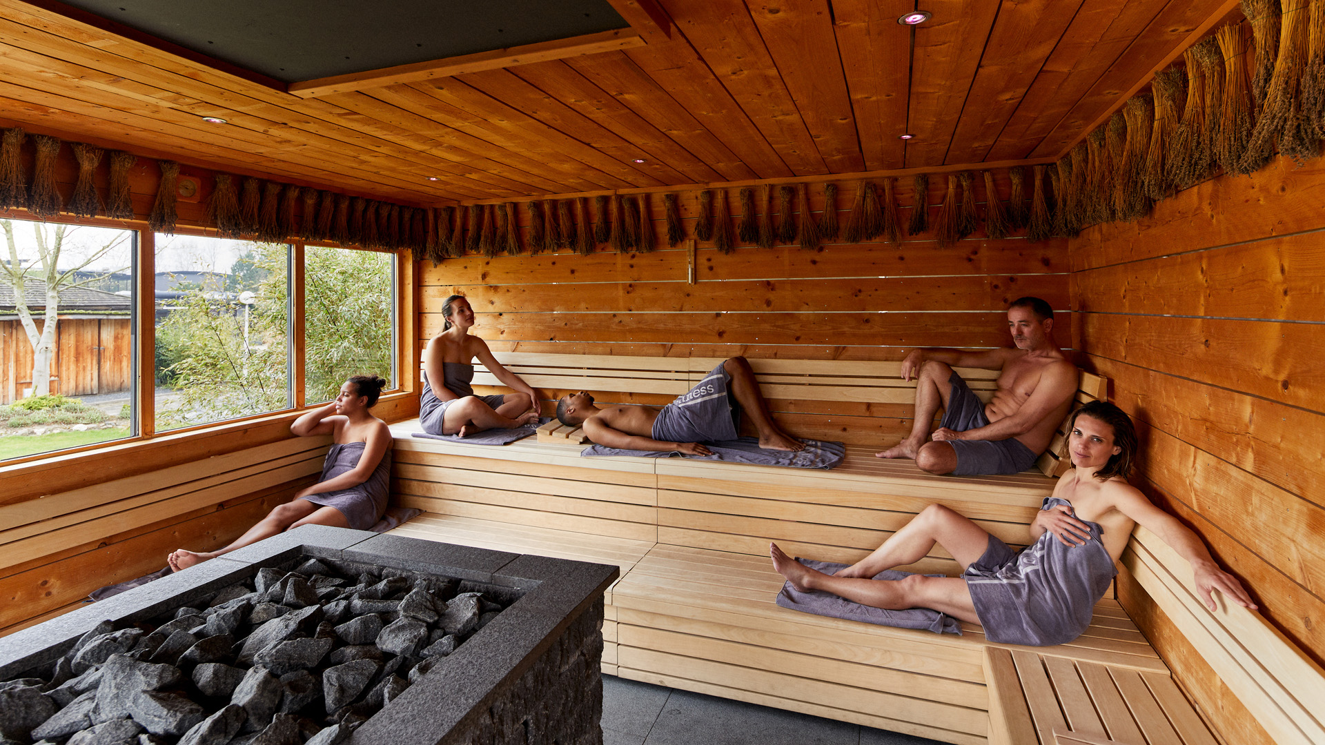 Bezoekers relaxen in de Lavendel sauna van Elysium