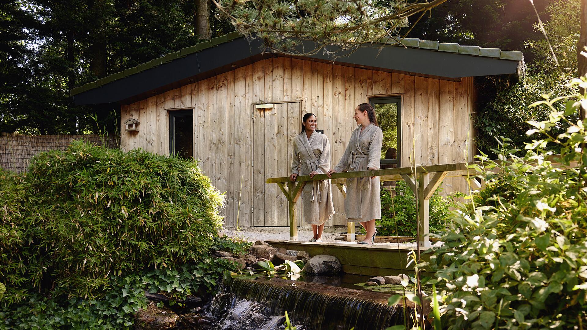 Twee vrouwen rusten uit buiten sauna bij Elysium 2
