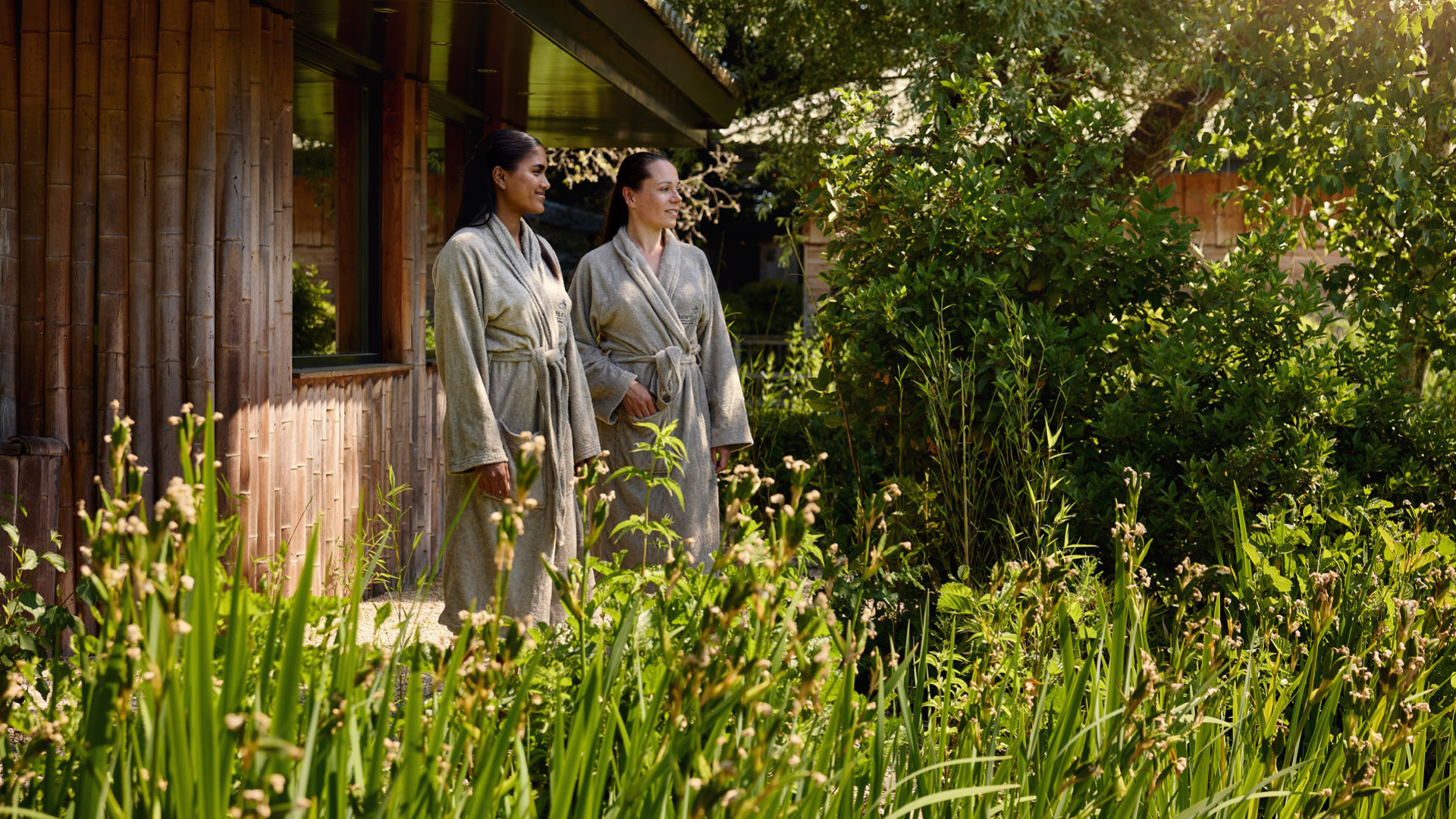 Vrouw staan naast een buiten sauna Elysium